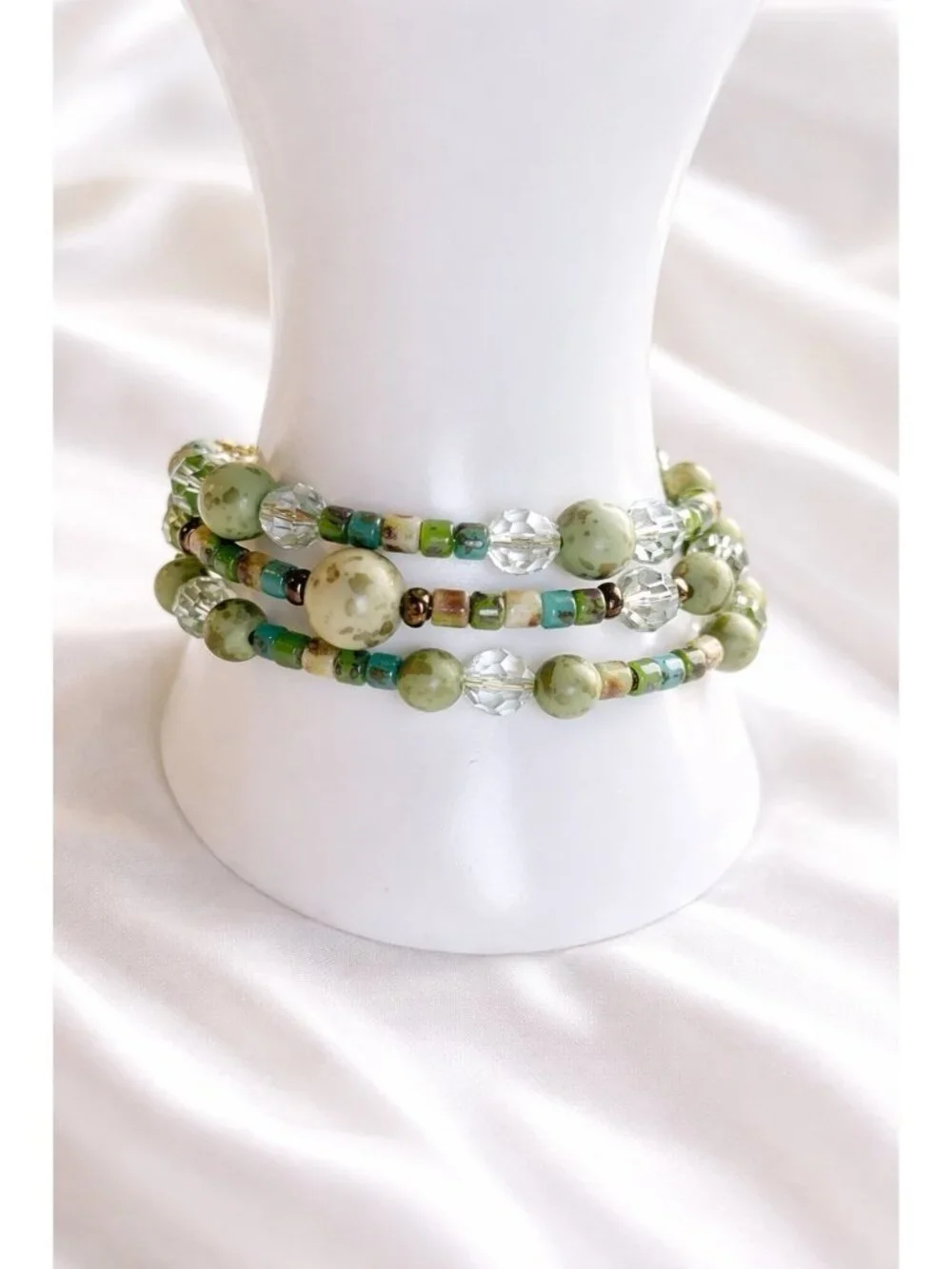 REIMAGINED Memory Wrap Bracelet Green Stone Glass Beads Adjustable Boho Nature - Picture 3 of 8